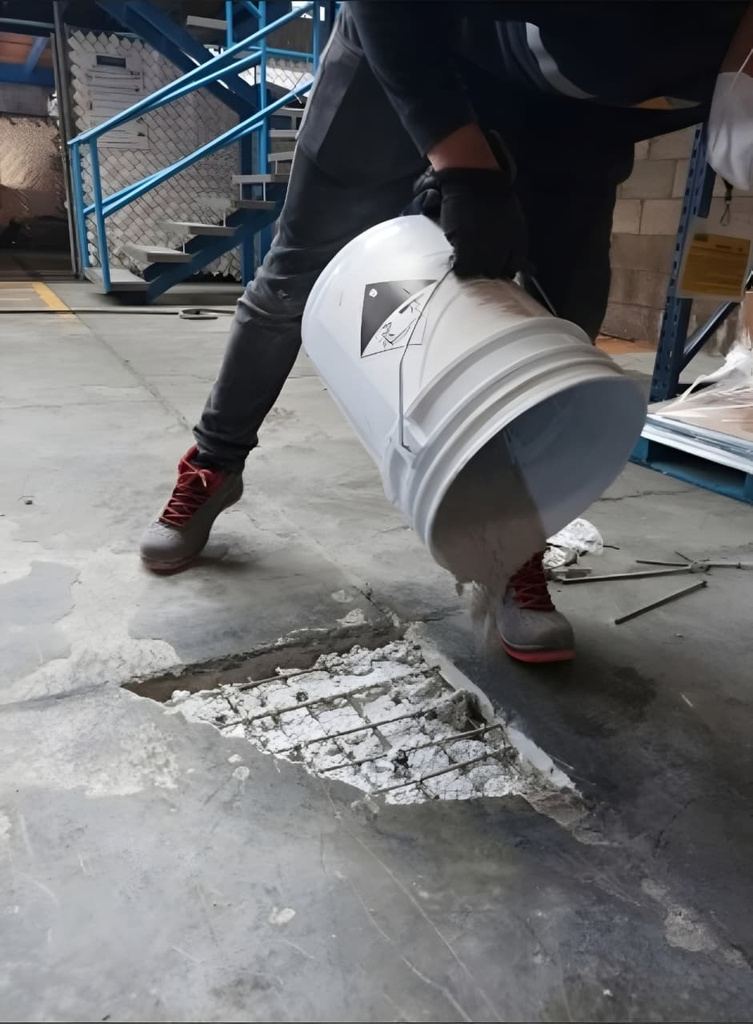 Aplicación de material con cubeta y llana en obra