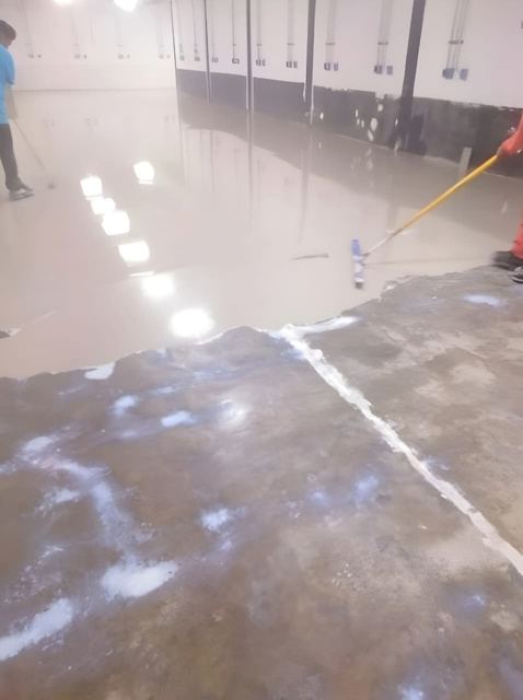 Aplicación de acabado con llana sobre piso epóxico