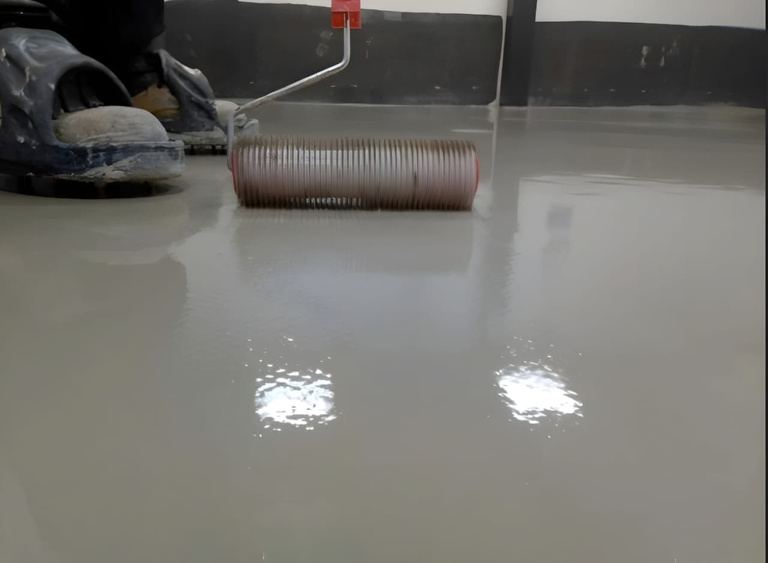 Trabajadores aplicando acabado de piso