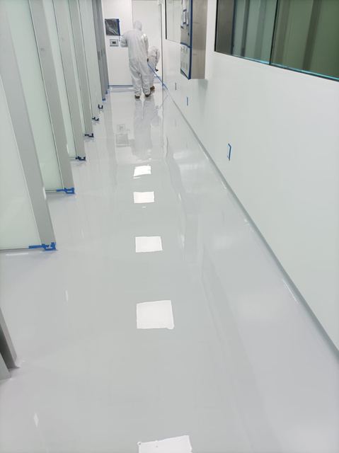 Corredor con piso blanco brillante