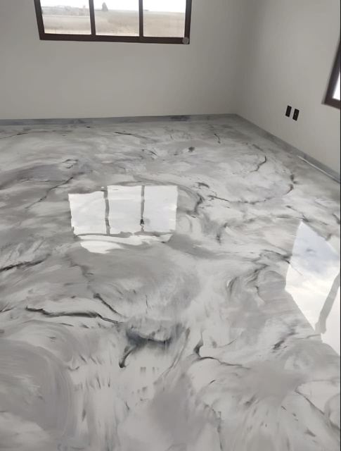 Sala con piso efecto mármol y escalera