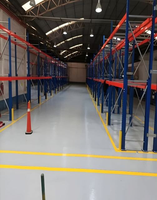 Almacén con anaqueles y piso industrial