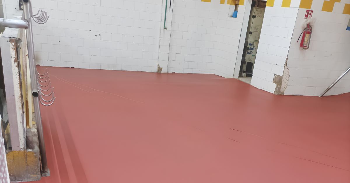 Piso de uretano cementicio en almacén con anaqueles